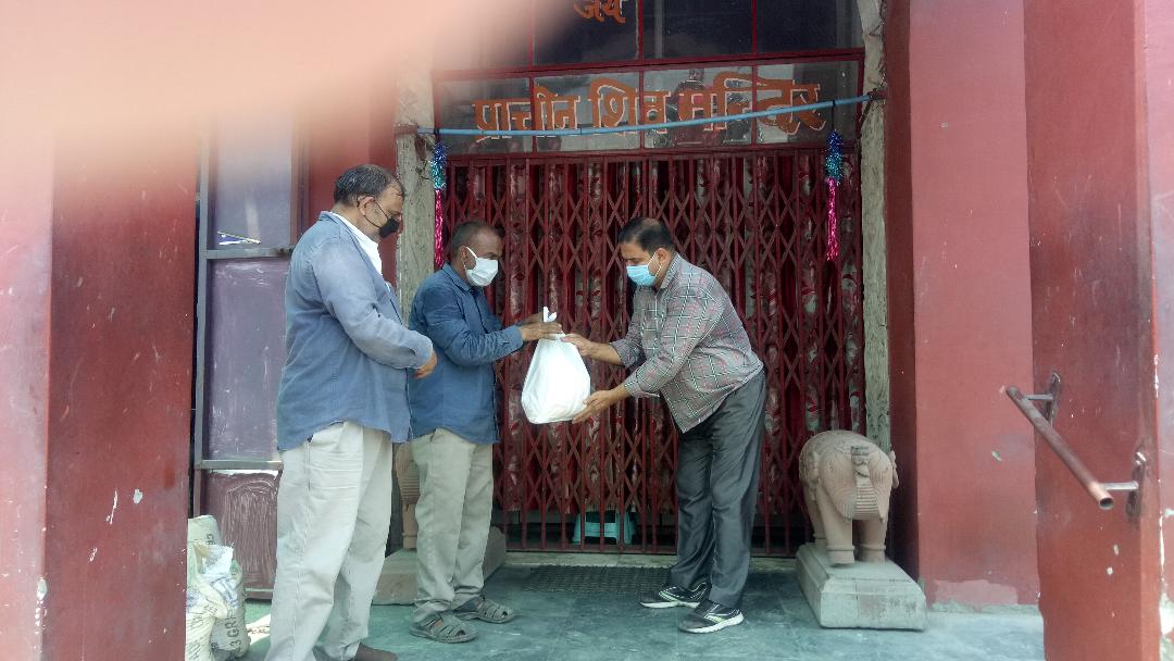 MANISHTANDON1's tweet photo. #FeedTheNeedy मुहिम के अंतर्गत आज मंदिरों के पुजारियों व सेवादार के बीच राशन सामग्री और ज़रूरत का सामान वितरीत किया गया....सेवा ही परम धर्म है ना रुके थे ना रुकेंगे....9-6-2020 #Coronafighters #झुग्गी_और_झोपड़ी #CoronaLockdown #BeHomeBeSafe #कोरोना_वायरस #हमारासंकल्पकोईभूखानरहे https://t.co/hCqh8XmAiW