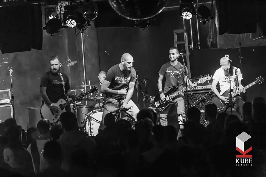 Againstyoupunk's tweet photo. ⚠️Grandes noticias⚠️
En 2 semanas entraremos a grabar nuestro tercer disco al estudio sound of sirens de iruña!!
⚠️Albiste garrantzitsuak⚠️
2 aste barru sartuko gara sound of sirens estudiora gure hirugarren diska grabatzera!!
#againstyou #punk #punkrock #oi #streetpunk #nafarroa https://t.co/lkyBxYnqLg