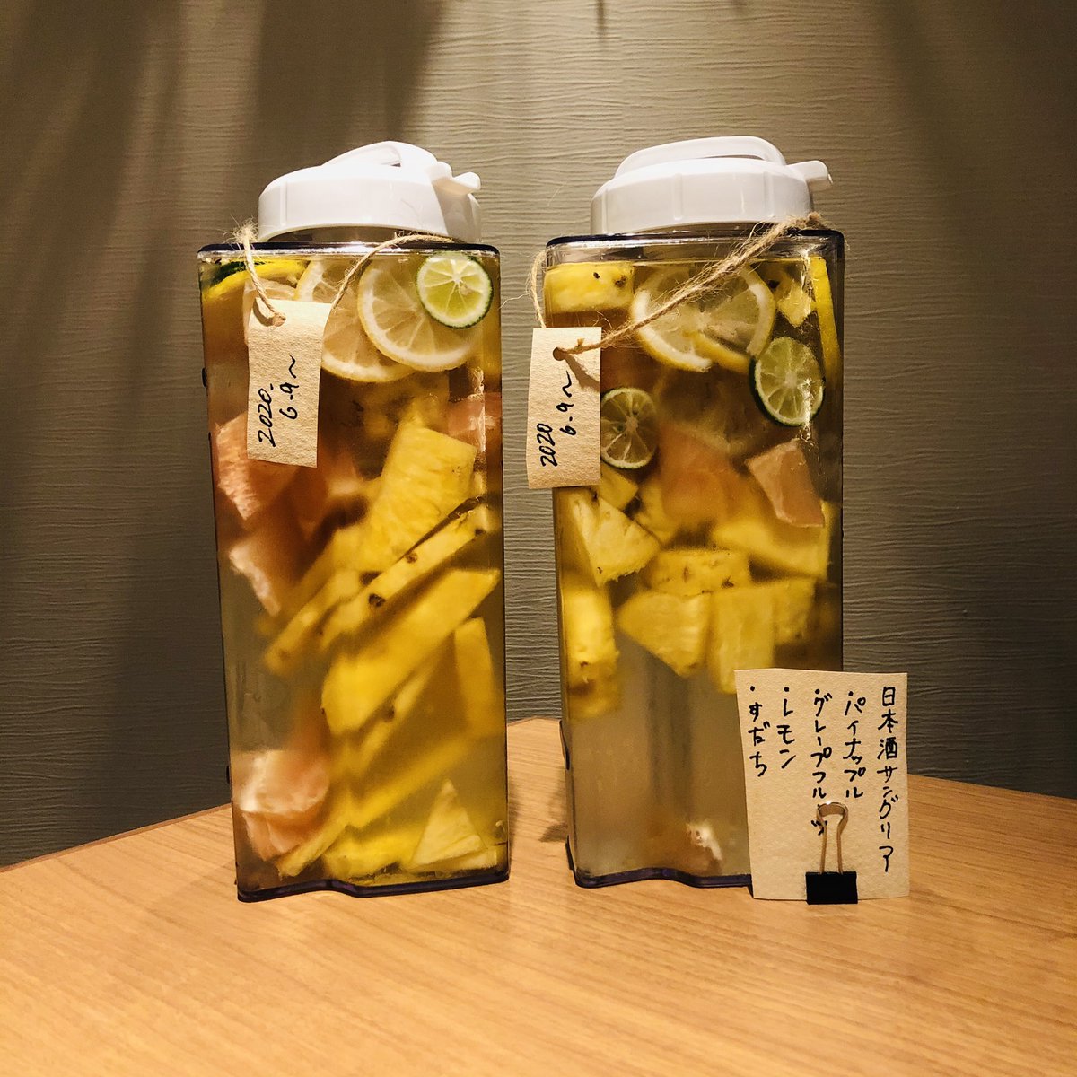 rakugodehashian's tweet photo. 暇すぎなので余ってた生酒を使って日本酒のサングリアを仕込みました。
パイナップル、グレープフルーツ、レモン、すだち。ザク切りにしてゴロゴロにして日本酒ジャバジャバ。

甘めな日本酒でしたので、蜂蜜やグラニュー糖は入れませんでした。明日が楽しみ。 https://t.co/zMbdNkDa3n