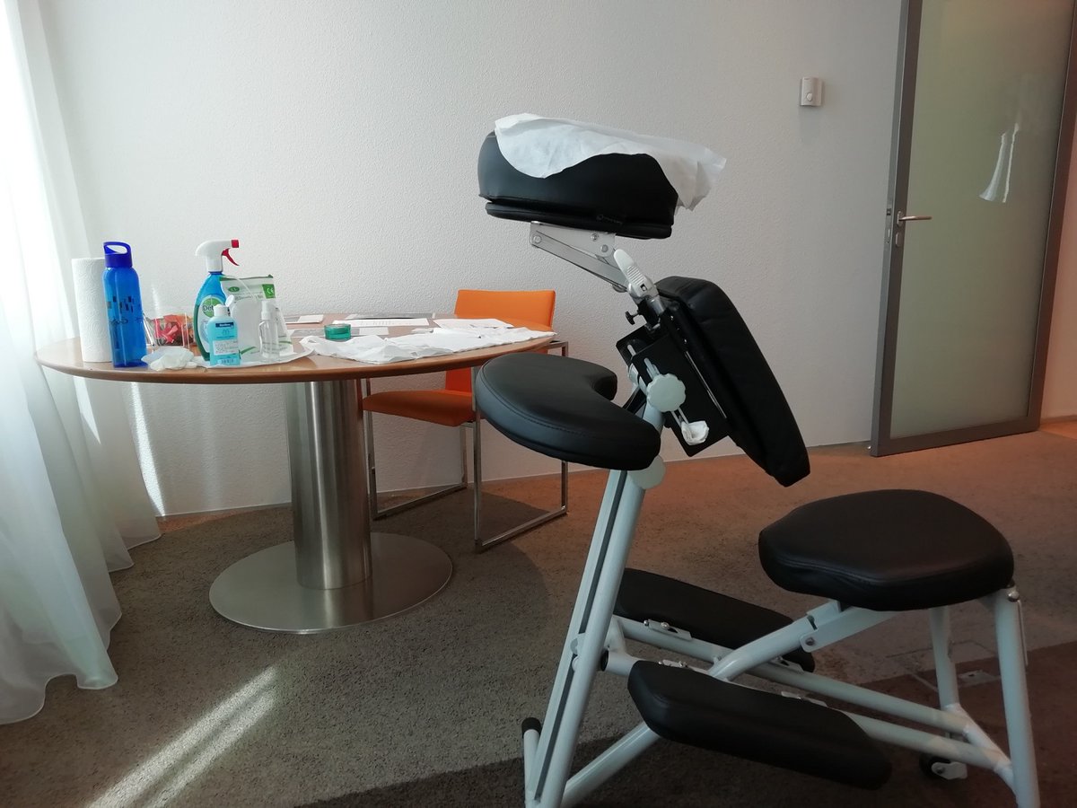 Stoelmassage op het werk ontspant, geeft energie, verhoogt de weerstand en vermindert spanningsklachten. Het masseren gebeurt veilig en verantwoord, met extra aandacht voor reinigen en desinfecteren van massagestoel en handen. Zie lnkd.in/ebQ7JF4. Een idee voor je team?