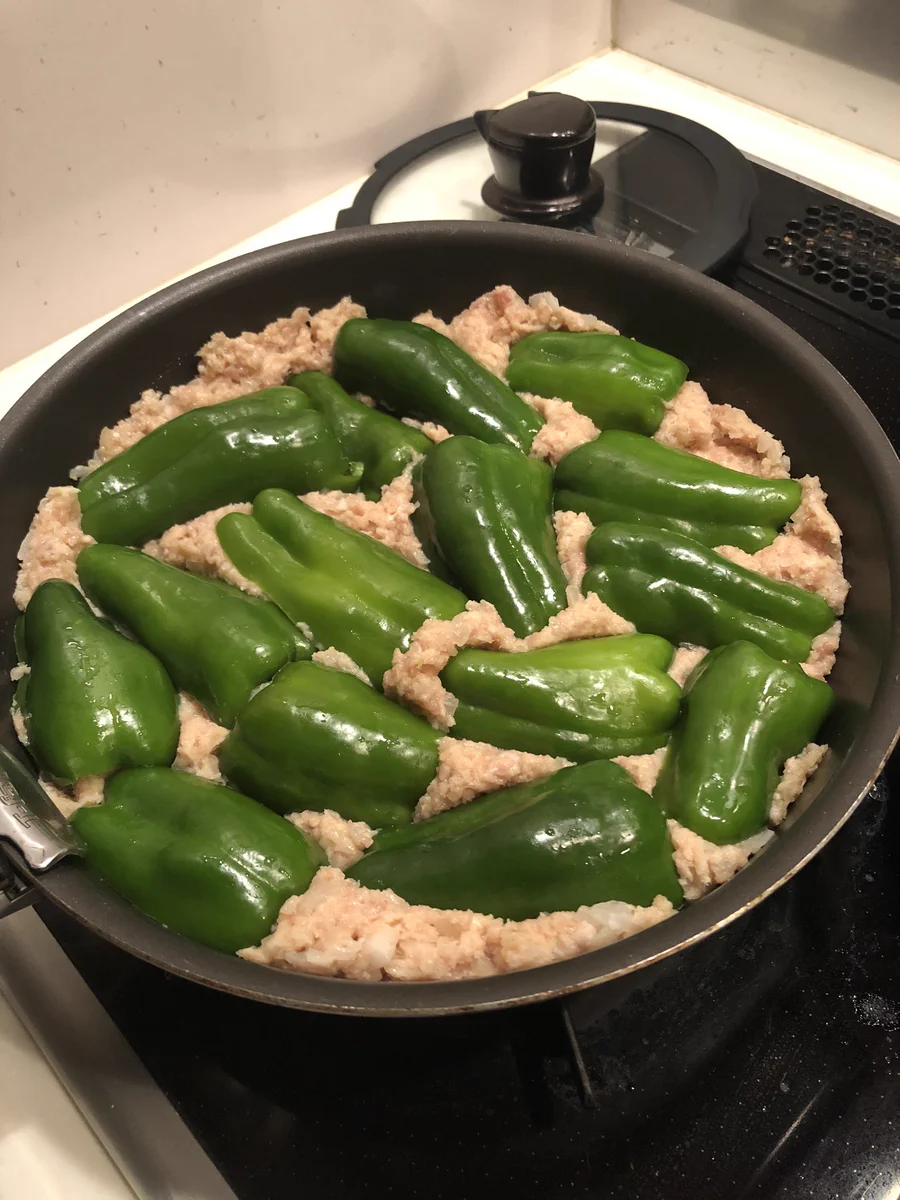 嫁が作った料理が…最高に頭の悪いピーマンの肉詰め（？）www