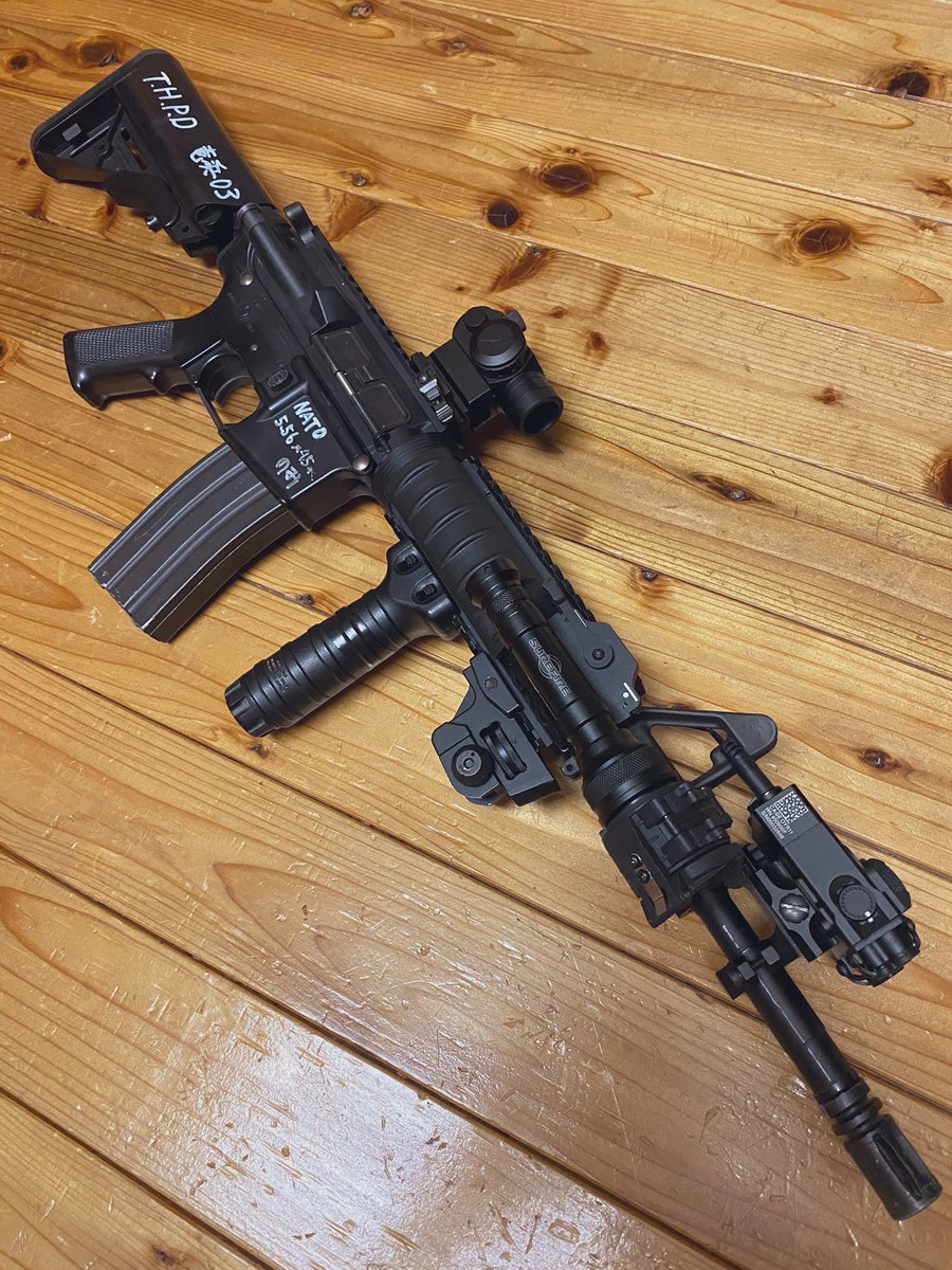 tactical_HK's tweet photo. M4を #架空LE チームの #竜浜市警察 仕様に盛りました。
チャームポイントはわざわざバレルマウントを増設させて取り付けたDVALと、白ペンを使った #THPD の落書きです。 https://t.co/P4IDRefSd0