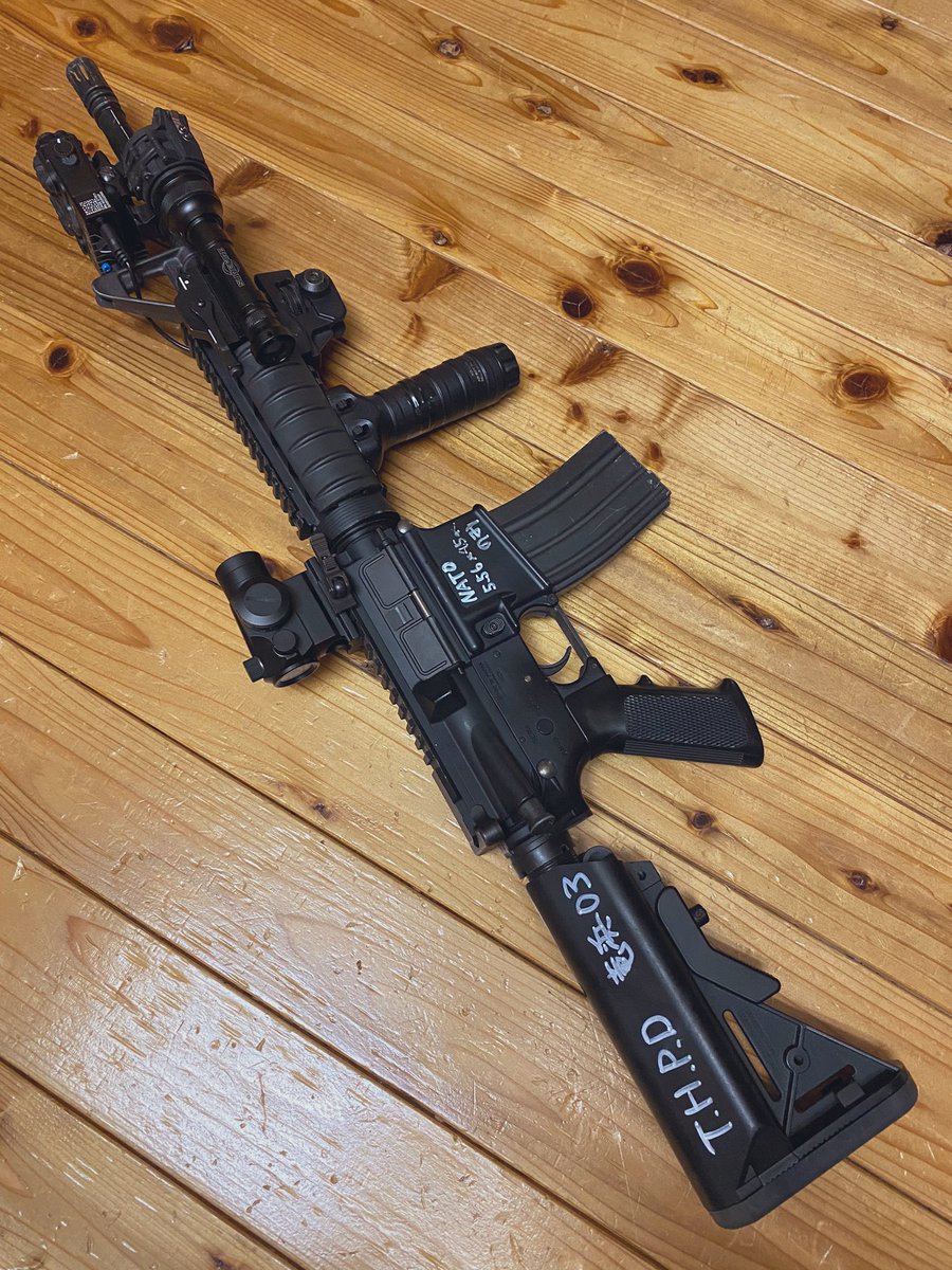 tactical_HK's tweet photo. M4を #架空LE チームの #竜浜市警察 仕様に盛りました。
チャームポイントはわざわざバレルマウントを増設させて取り付けたDVALと、白ペンを使った #THPD の落書きです。 https://t.co/P4IDRefSd0
