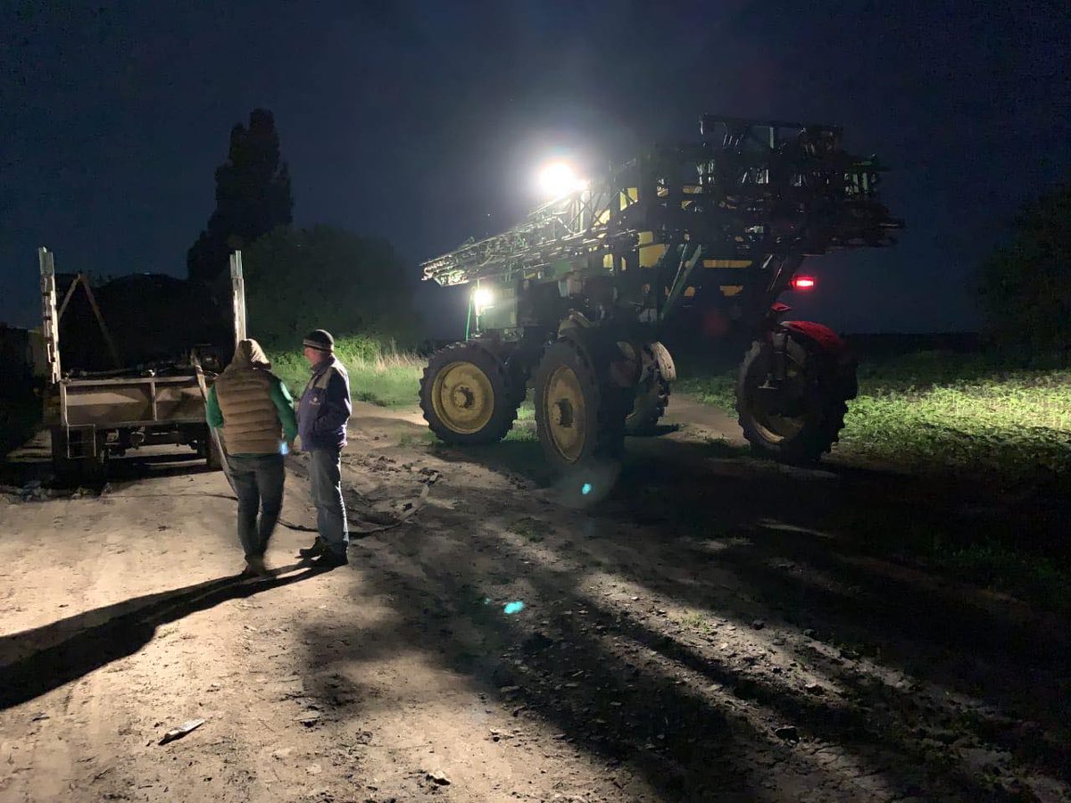 TechHummingbird's tweet photo. Hummingbird working together with Astarta. Checking the fields at night prior to herbicide application. 

#agriculture #innovativefarming #precisionfarming #herbicide #herbicideapplication https://t.co/9g8XLvcbgL