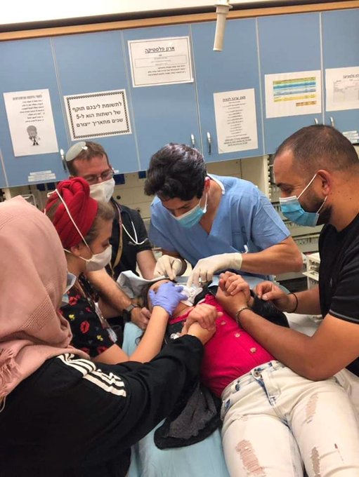psyouth2020's tweet photo. She is Maryam Najib, she was playing outside her home in Jerusalem when illegal Isr*eli settlers attacked her with bricks and left her bleeding. She’s at risk of losing her eye. 
#Palestinian #PalestinianLivesMatter #Palestinian #PalestineWillBeFree https://t.co/OuiRM5uisS