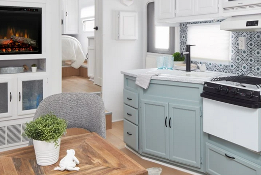 Fifth Wheel makeover by HGTV’s Jo Alcorn  … gorgeous
#joalcorndesigns #RVLife #design