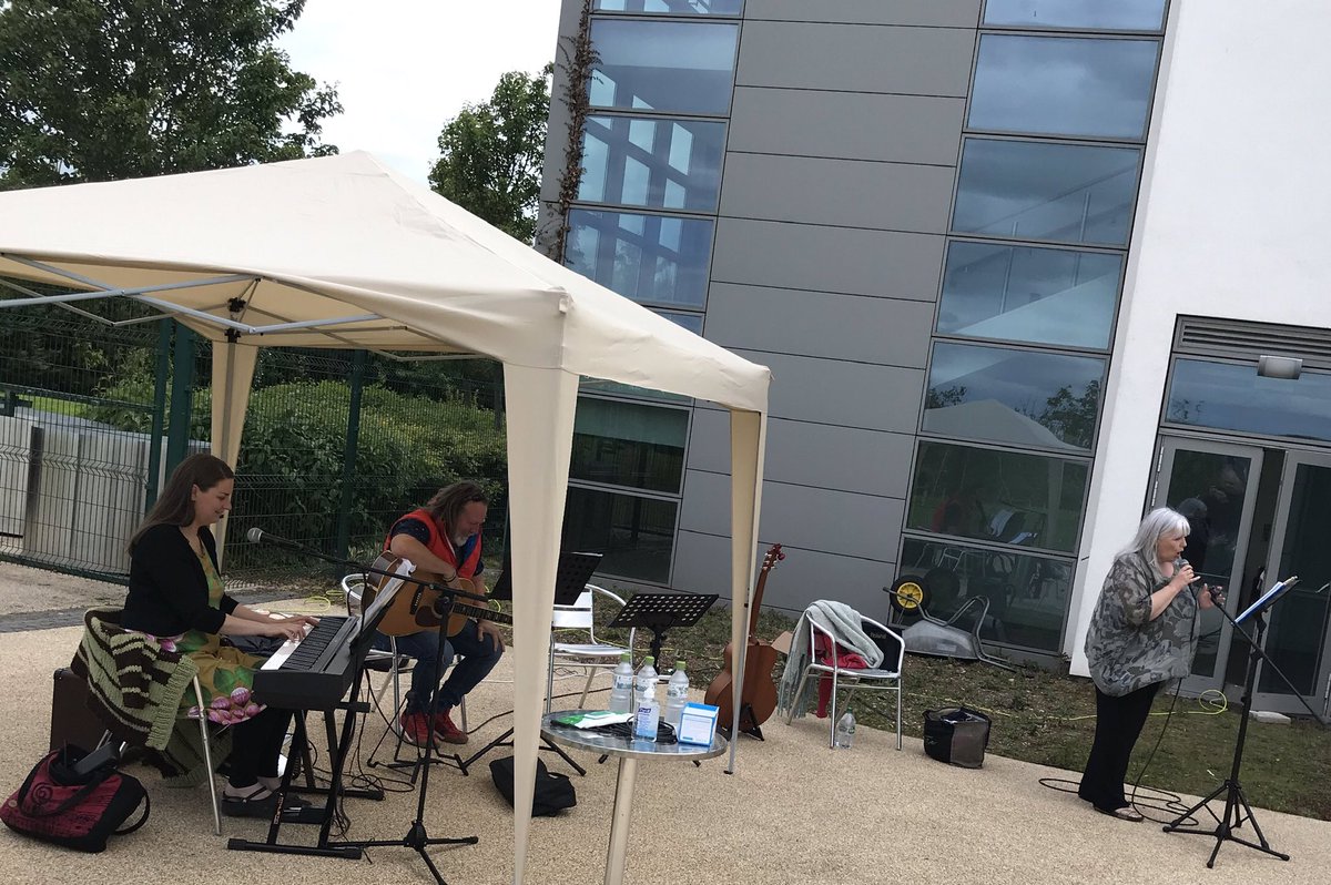 MIC_Cork's tweet photo. Patients and staff enjoying an afternoon of music at @marymountcork 
MIC healthcare projects funded by @corkcityarts @HSELive @CorkCountyArts @corkcitycouncil @Corkcoco https://t.co/EfyDiVyKiy