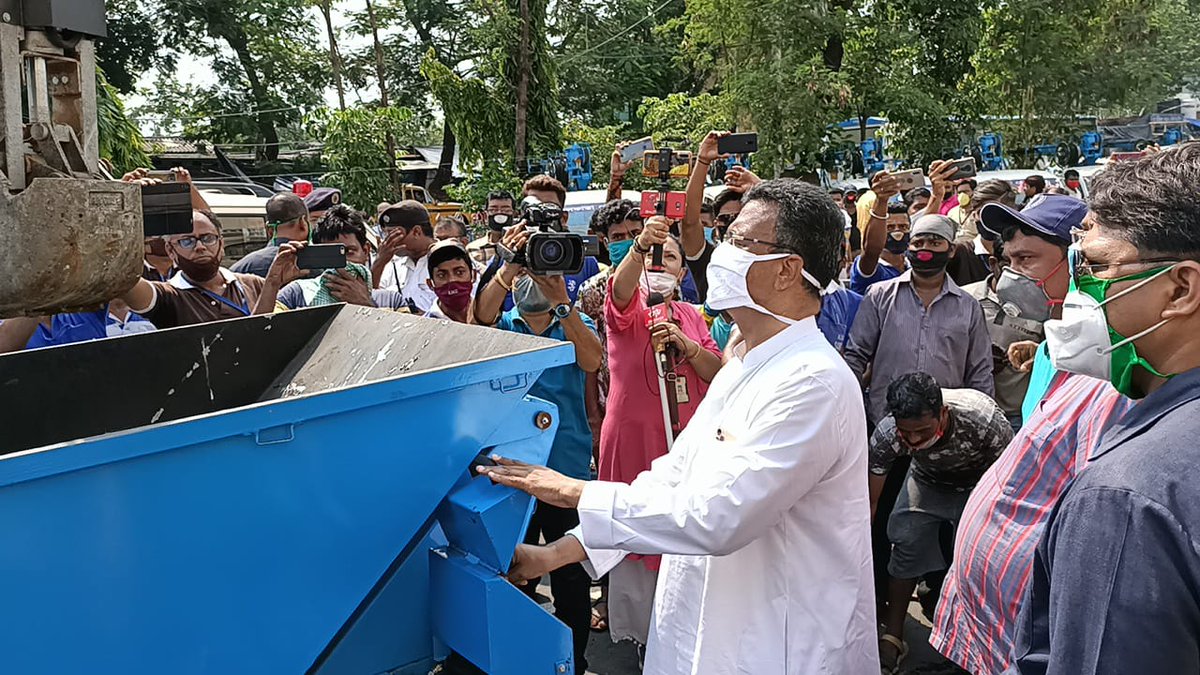 FirhadHakim's tweet photo. Under the leadership of my leader Smt @MamataOfficial we have used all modern technology to clear the drainage systems in Kolkata, even those that weren't cleared from the last 50 years
Today we inaugurated 74 modern manhole desilting machines of @kmc_kolkata https://t.co/q7QSNO1HQN