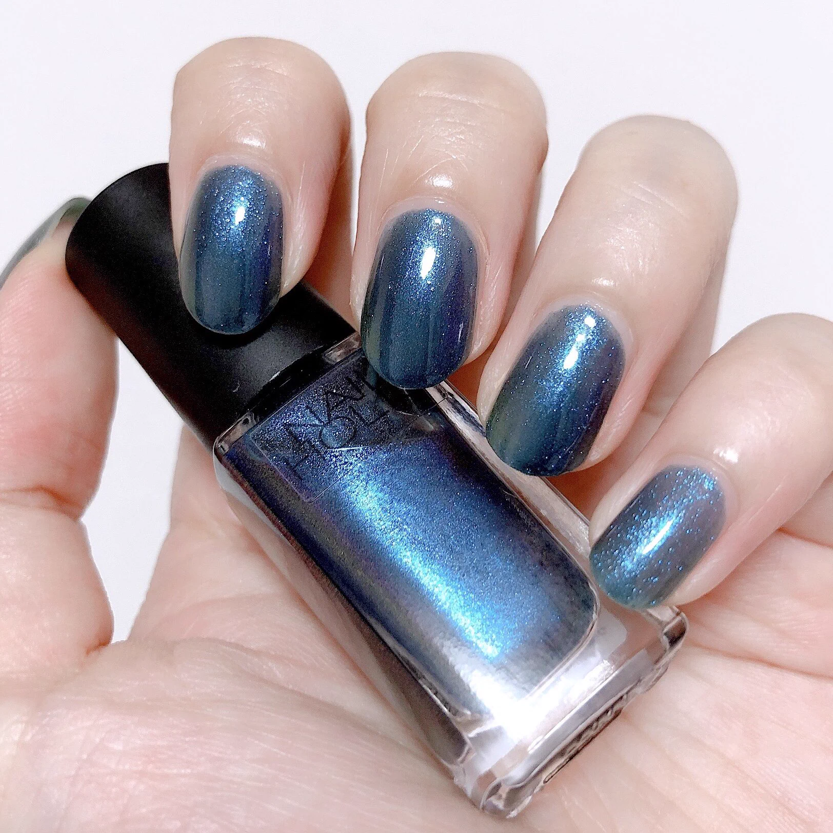 人形の鱗ようなネイル「ネイルホリックBL919」