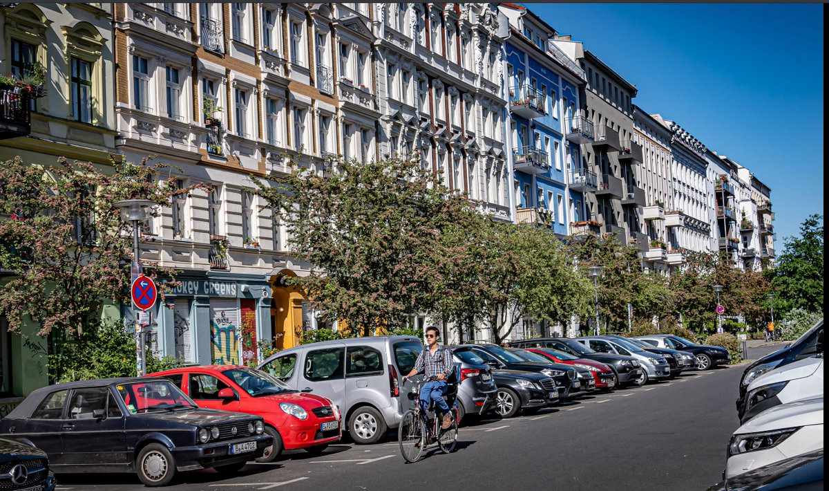 RitterJurgen's tweet photo. "Alles so schön bunt hier" - Nina Hagen

#Oderberger Straße, #PrenzlauerBerg
1986 + 2020 

© Jürgen Ritter | @imago_images https://t.co/sgcHo9a2qM