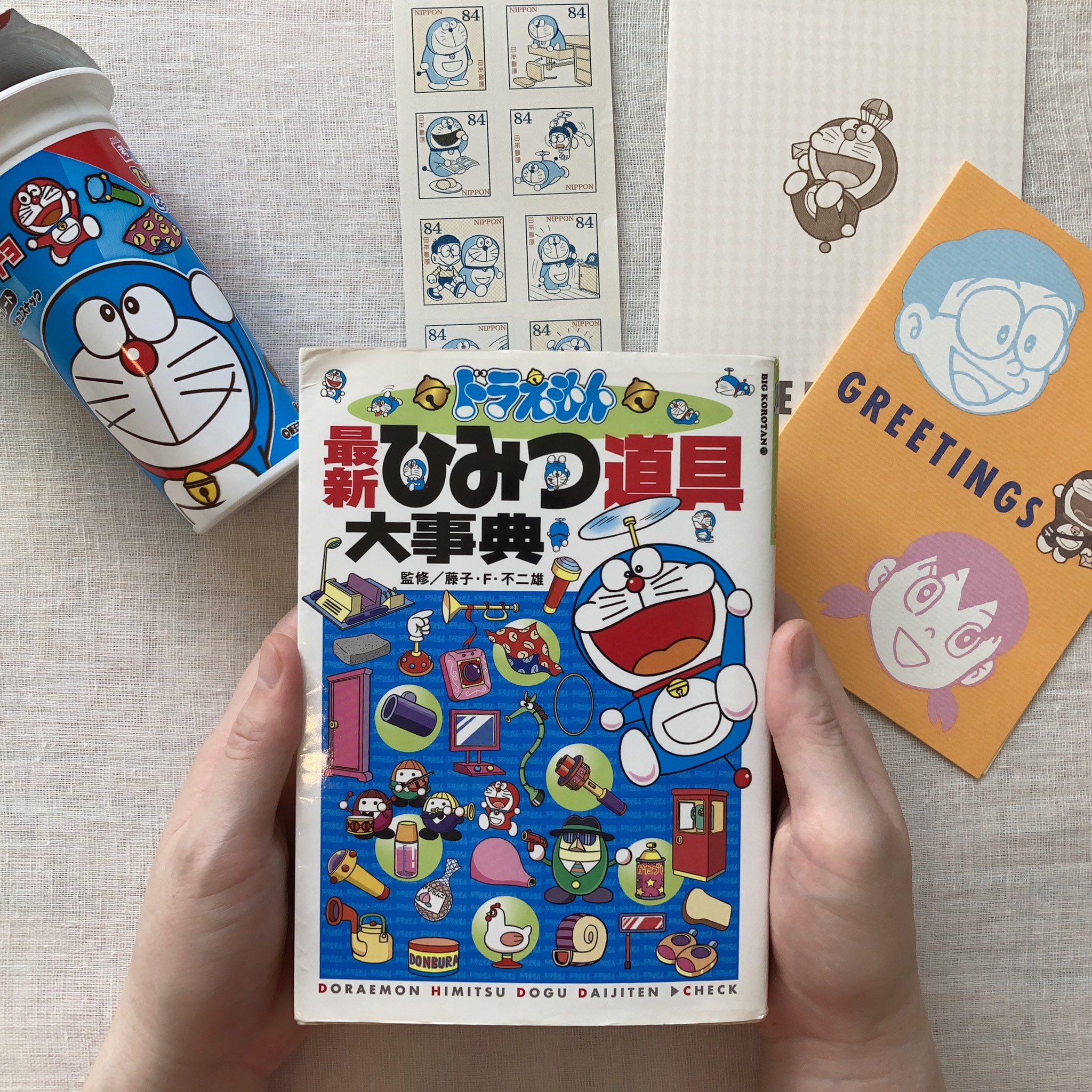 Itoito 絲 Itoito Bookセレクション ぬいぐるみのt店長と人間夫婦の縦 糸 と横 糸 の本屋ユニットです 好きなドラえもんひみつ道具 はなんですか ポケットの中は超空間 約1600個の道具に夢が溢れます ドラえもん 最新
