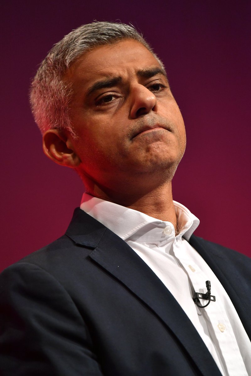 ajplusfrancais's tweet image. Le maire de Londres @SadiqKhan demande à ce que toutes les statues de la ville soient examinées, afin d’éliminer toutes celles liées à l’esclavage. Les noms des rues, des bâtiments publics et des plaques seront également examinés pour s’assurer qu’ils reflètent la diversité.