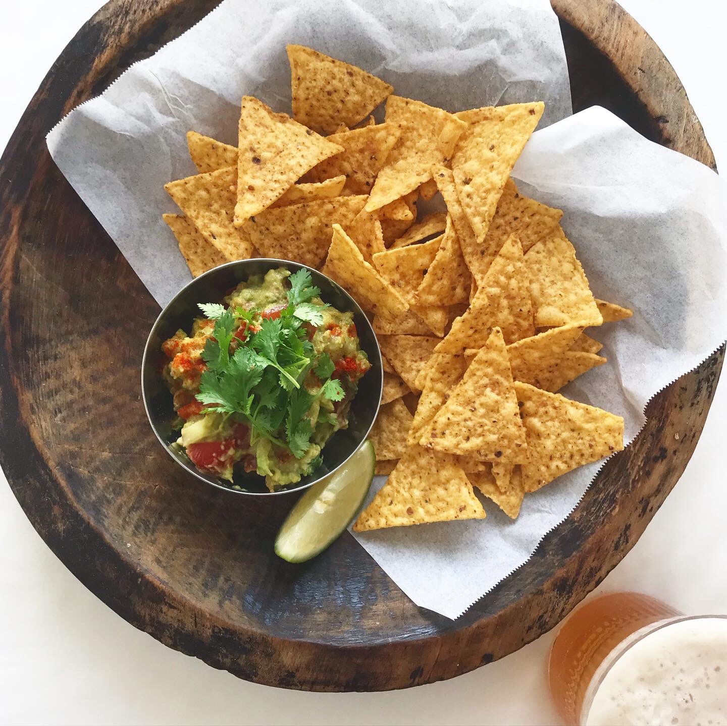 さなえごはん ワカモレをトルティヤチップで ワカモレは アボカド潰して 刻んだ赤たまねぎ パクチー トマト ライム汁 チリパウダー パプリカパウダー 塩 をまぜまぜ ワカモレって混ぜるだけなのに 好みのものばかり入ってて好きすぎて