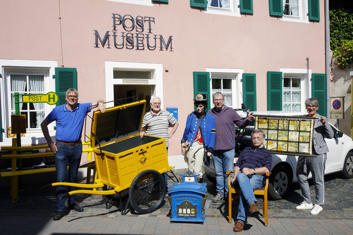 dpdhl_fra's tweet photo. Neue Exponate für das #PostmuseumErbes-Büdesheim. Lydia Kleisinger von der #PostniederlassungSaarbrücken überreichte jetzt #Postkarren, #Briefkasten, historische #Postuniform & Co. an Vertreter des Museums. #PostistKulturgut (SH) https://t.co/4jNMSw9sPQ