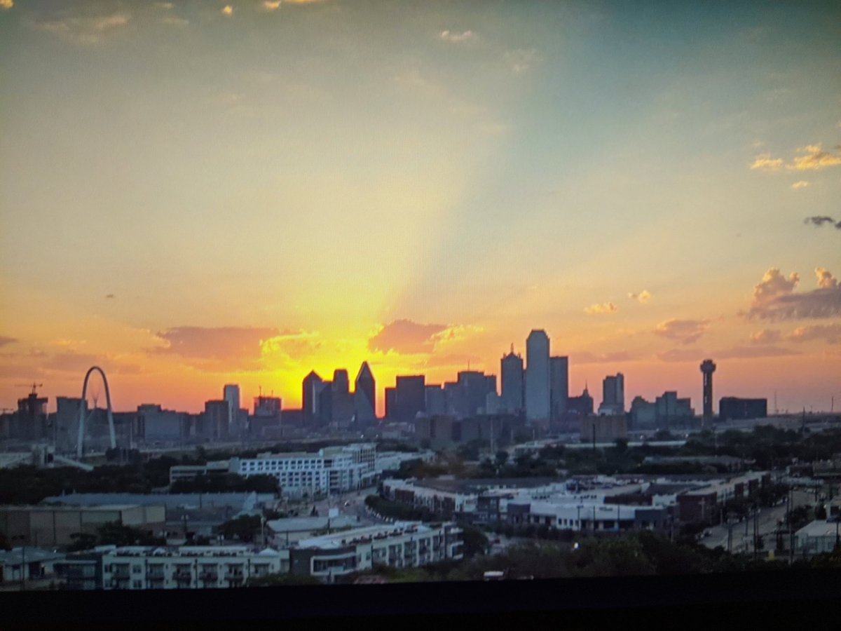 TMayerTV's tweet photo. Good morning #BigD #Dallas #Texas #sunrise thanks @EarthCam #keepcalmandstaysafe #keepcalmandwashyourhands https://t.co/LMQF9uH7YJ