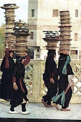 baghdad_salam's tweet photo. صور توثيقية رائعة من الموروث الشعبي
بائعات الروبة"العلابيات"
مهنة من الزمن الجميل ، تقتصر هذه المهنة على النساء فقط ،وغالباً ما يكون تواجدهن قرب المخابز وافران الصمون القريبة من الاسواق الشعبية  لترويج بضاعتهن ، وبعضهن يدور في المحلات  والازقة في الصباح الباكر
#baghdad_salam https://t.co/rTGMbn78sH