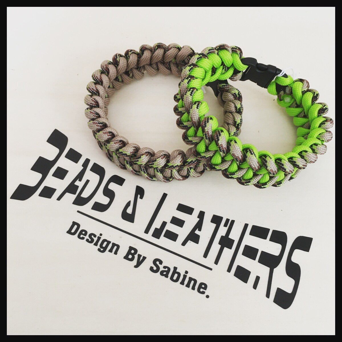 Paracord armbanden voor dames, heren en kids. In div. kleuren en al vanaf € 7,50 verkrijgbaar. #vaderdag #bracelet #men #woman #kids #paracord #trend #handmade #new #color #summer #juwelery #papa #kado #vrolijk #custommade #nice