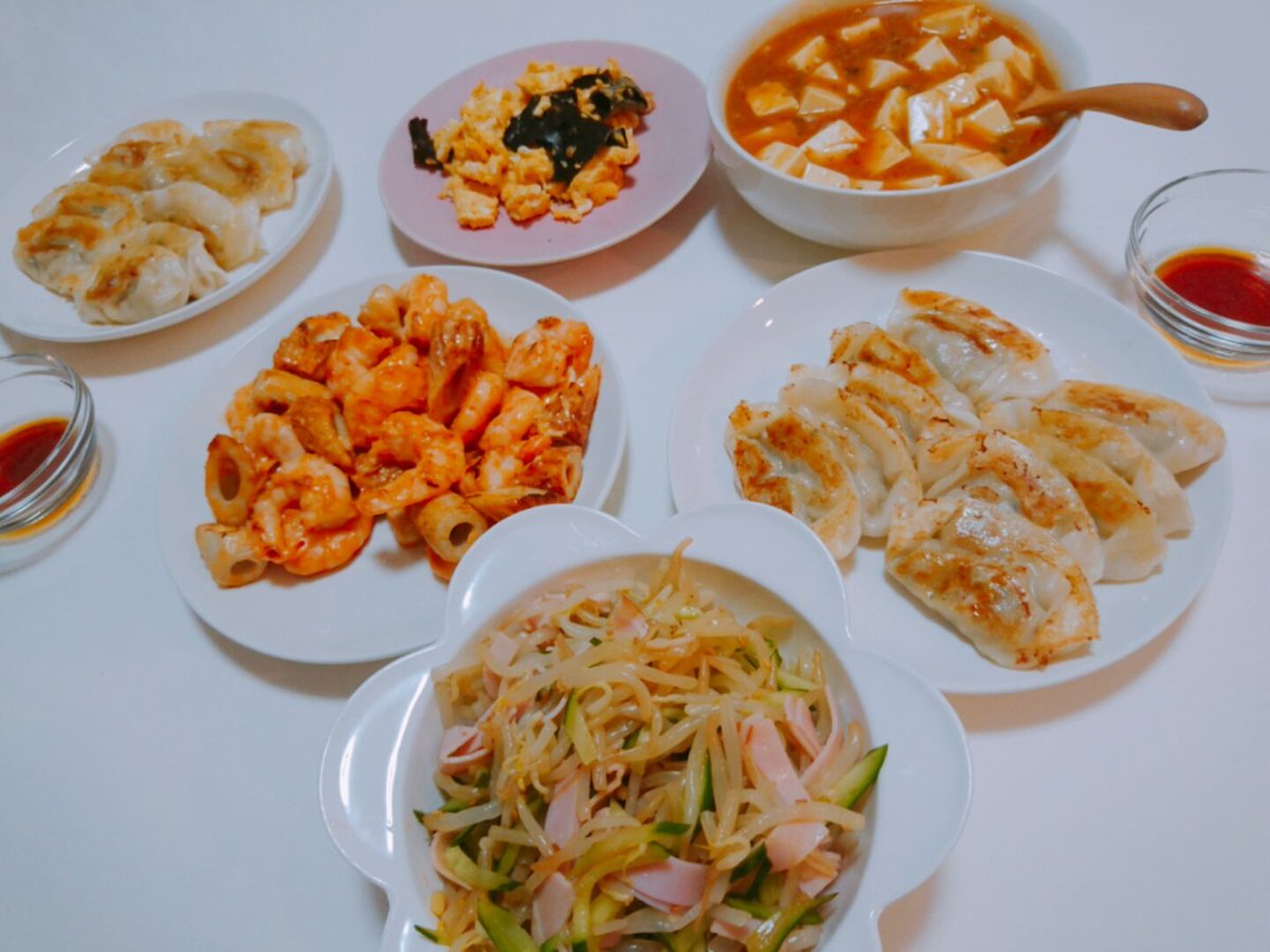 潤子 料理垢 今日は中華 熱々を食べてほしいので盛り付けもなし エビマヨはちくわでかさまし でもちくわ先になくなる W 中華料理 餃子 麻婆豆腐 キクラゲと卵炒め もやしの中華風サラダ エビマヨ 献立 晩ごはん 料理好きな人と