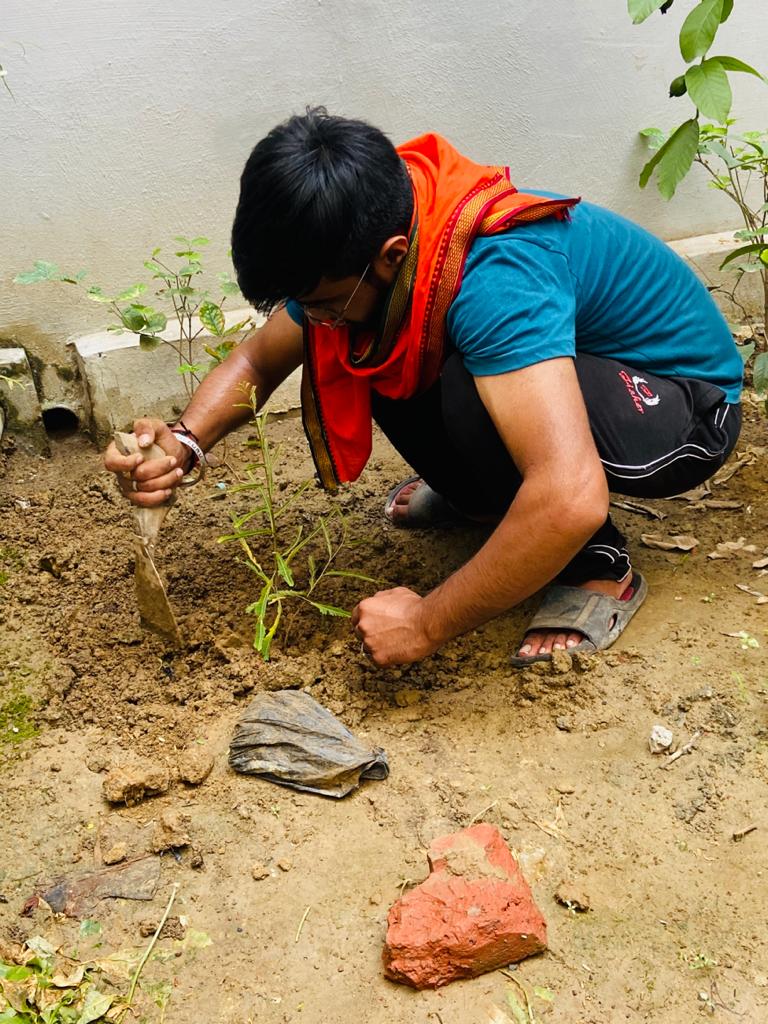 SahilMalikSm1's tweet photo. आज अपने आवास पे आँवले का पौधा लगाया ।। आप भी अपने आस पास की खाली जगह पर पौधे लगाएं और पर्यावरण को शुद्ध बनाएं
#savetrees
#trees
#planting
#environment
#cleanair
#pollutionout https://t.co/vfUNTDwccv