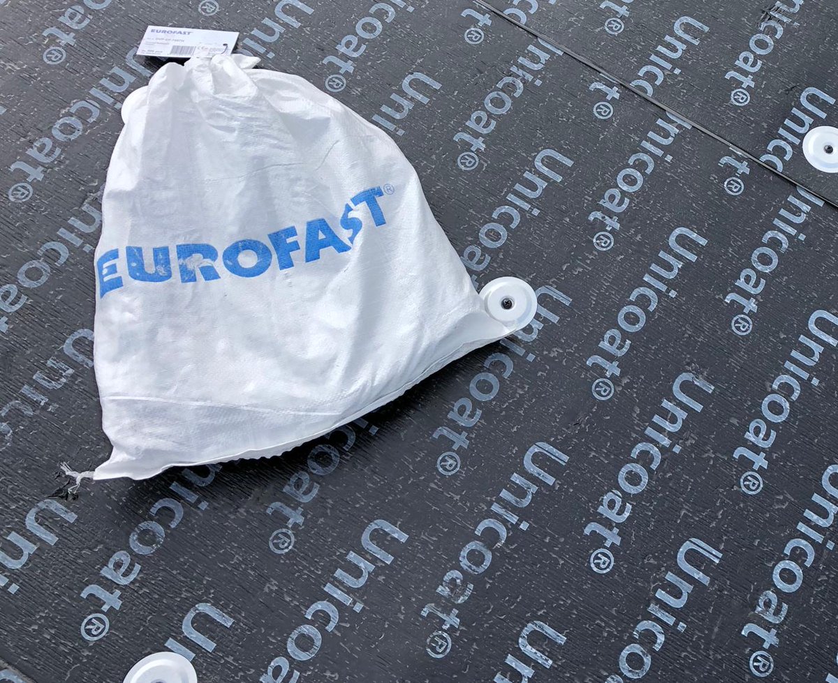 Eurofast_'s tweet photo. We visited @TerpstraDak, who provided two halls with a new roof top layer. On existing sandwich panels they fastened the bottom layer with, by @Eurofast_  supplied DFHD and DVP-EF-7007H, which will be covered with a fully adhered mineralised top layer.

#Eurofast #fixedquality https://t.co/BFOHXLfMfk