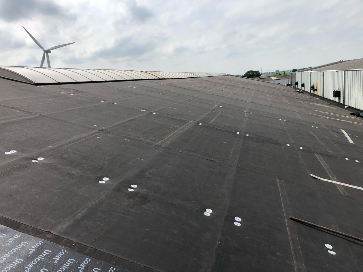 Eurofast_'s tweet photo. We visited @TerpstraDak, who provided two halls with a new roof top layer. On existing sandwich panels they fastened the bottom layer with, by @Eurofast_  supplied DFHD and DVP-EF-7007H, which will be covered with a fully adhered mineralised top layer.

#Eurofast #fixedquality https://t.co/BFOHXLfMfk