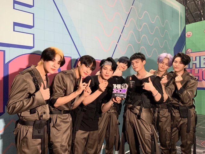 Sw__chu_'s tweet photo. 1우1 축하해 🖤🤍 https://t.co/E5oNqiR4W4