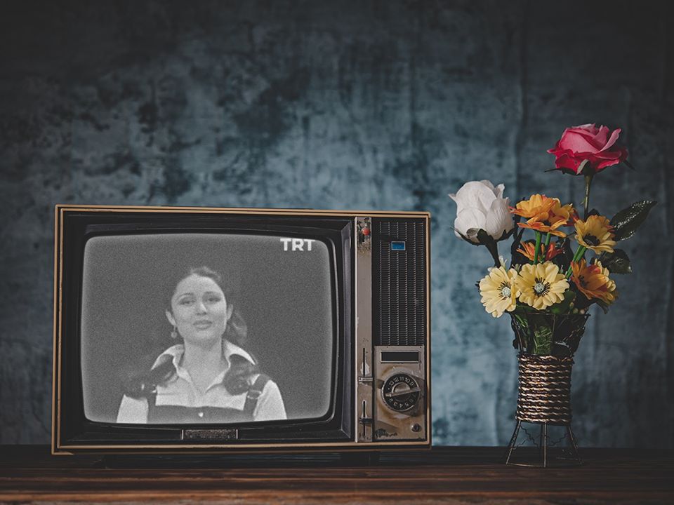 Türk sinemasına ve tiyatroya yıllarını vermiş usta sanatçılardan Ayşegül Atik bir süredir kanserle savaşıyordu. Oğlu Alper Atik'in ölüm haberini verdiği Ayşegül Atik 72 yaşında tedavi gördüğü hastanede hayata gözlerini yumdu. Mekanı cennet olsun. Her zaman güzel hatırlayacağız...