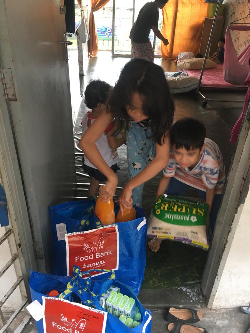 KecharaSoupK's tweet photo. PM us to volunteer in our food bank and help to mobilise more people to reach wherever that will be helpful. https://t.co/phhjQK9IFL
