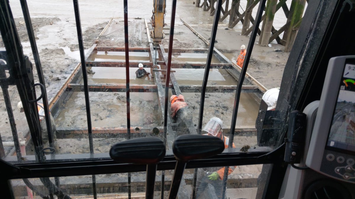 wmplanthire's tweet photo. #keeponcivilengineering Working with a great team on a dry dock this week removing and replacing all the steel with our powerful #CAT340 #marineconstruction @TMSMaritime @DiggerBob96 https://t.co/rYylCnwMyg