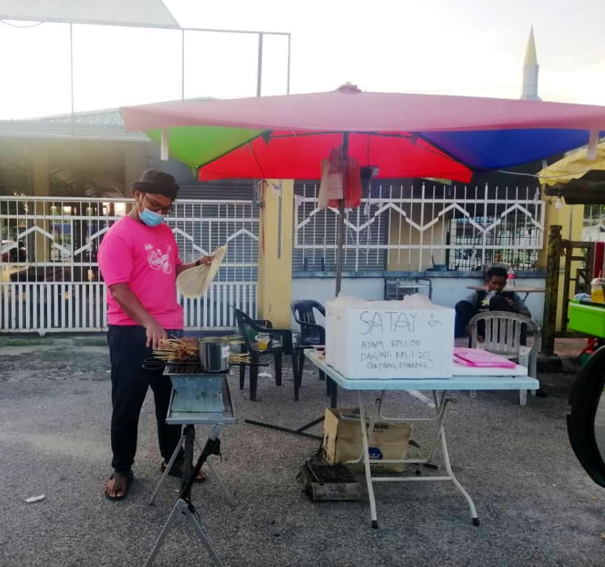 Goodluck suamiku jual satay 😍. Aku suruh dia pakai baju pink. Biar dari jauh orang dah nampak. Kau tahu jela warna dia tak berapa terang. Kang malam orang tak nampak 🤣. Siapa nak beli satay gemok gebu boleh beli kat Masjid Taman U. Gerenti tak menyesal 🥰