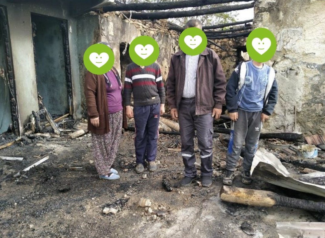 Ahmet abimizin evi yandı.
O ve çocukları ortada.
Onun hayatına dokunacağız ve çocuklarına bakabilecek böylece.
Valilik onay verdi.
Haydi bu güzel ailemize ev yapalım!
O kadar zordalar ki :(
Biz yaparız.
Biz başarırız!
💚

Ahmet Sarıgül
Ziraat Bank
TR60 0001 0002 7453 8519 4150 04