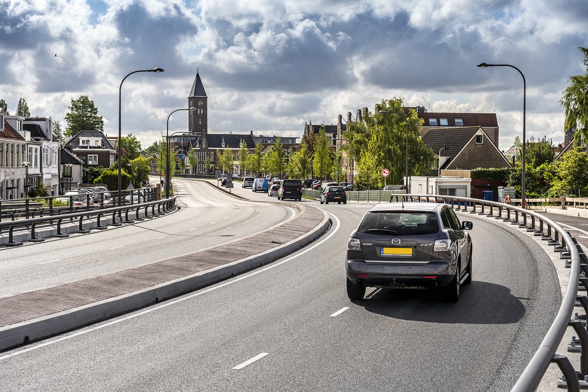 Het hele weekend is er door de collega’s hard gewerkt aan de nieuwe Boezembrug. Sinds maandagmorgen is de nieuwe Boezembrug in Halfweg open voor autoverkeer. Per rijrichting zijn twee rijstroken beschikbaar. 
youtube.com/watch?v=APyCnA…
#ookditisvolkerwessels #boezembrug #n200