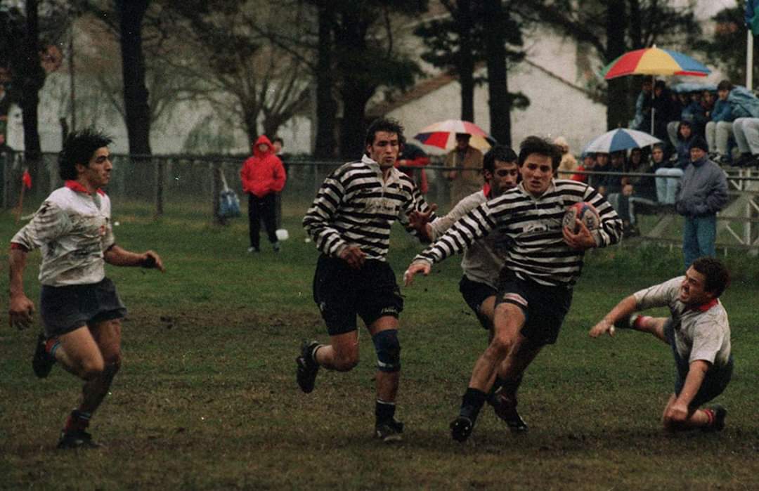 iprsportingclub's tweet photo. ⚫⚪ Arrancamos el martes con un #SportingRetro 🏉 y unas muy buenas fotos del archivo de @lacapitalmdq @Tryscrum. ¿Año? ¿Partido? ¿Resultado? ¿Jugadores que aparecen? ¿Qué te acordás? Te leemos... 👇 https://t.co/6IUWal9n37