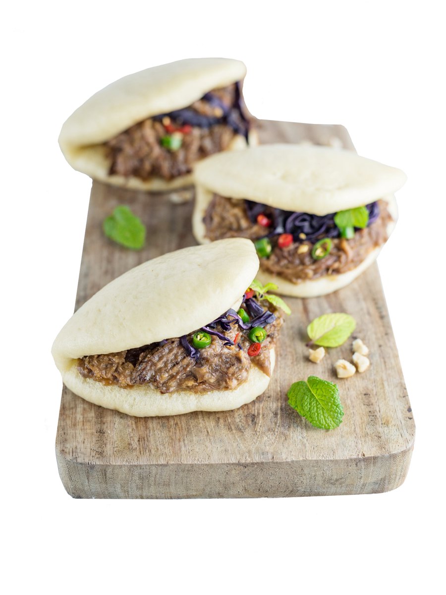 ¿No se te hace la boca agua?

Y a estas horas ¿Se te ocurre algo mejor para comer que uno de nuestros tiernos pan bao, con alguno de nuestros deliciosos rellenos?? En esta ocasión con rabo desmigado....  Y tú ¿de qué lo rellenarías??

innovachef.com/categoria-prod…

#bao #panbao