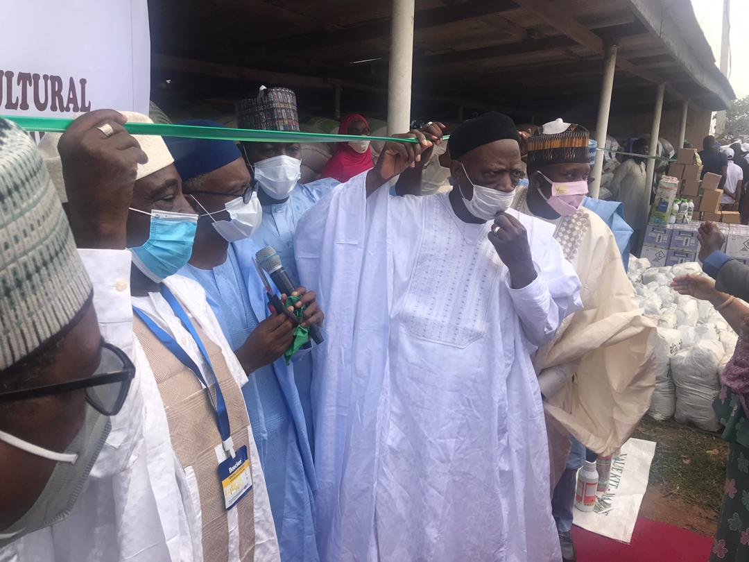 ...in the country and avert food scarcity in 2021.The inputs to the smallholder's farmers include various varieties of seeds of rice, maize wheat and palm seedlings.Speaking during the Flag – off ceremony at the Livestock House in Mando,  @GovKaduna ,  @NanonoSabo ...2/19