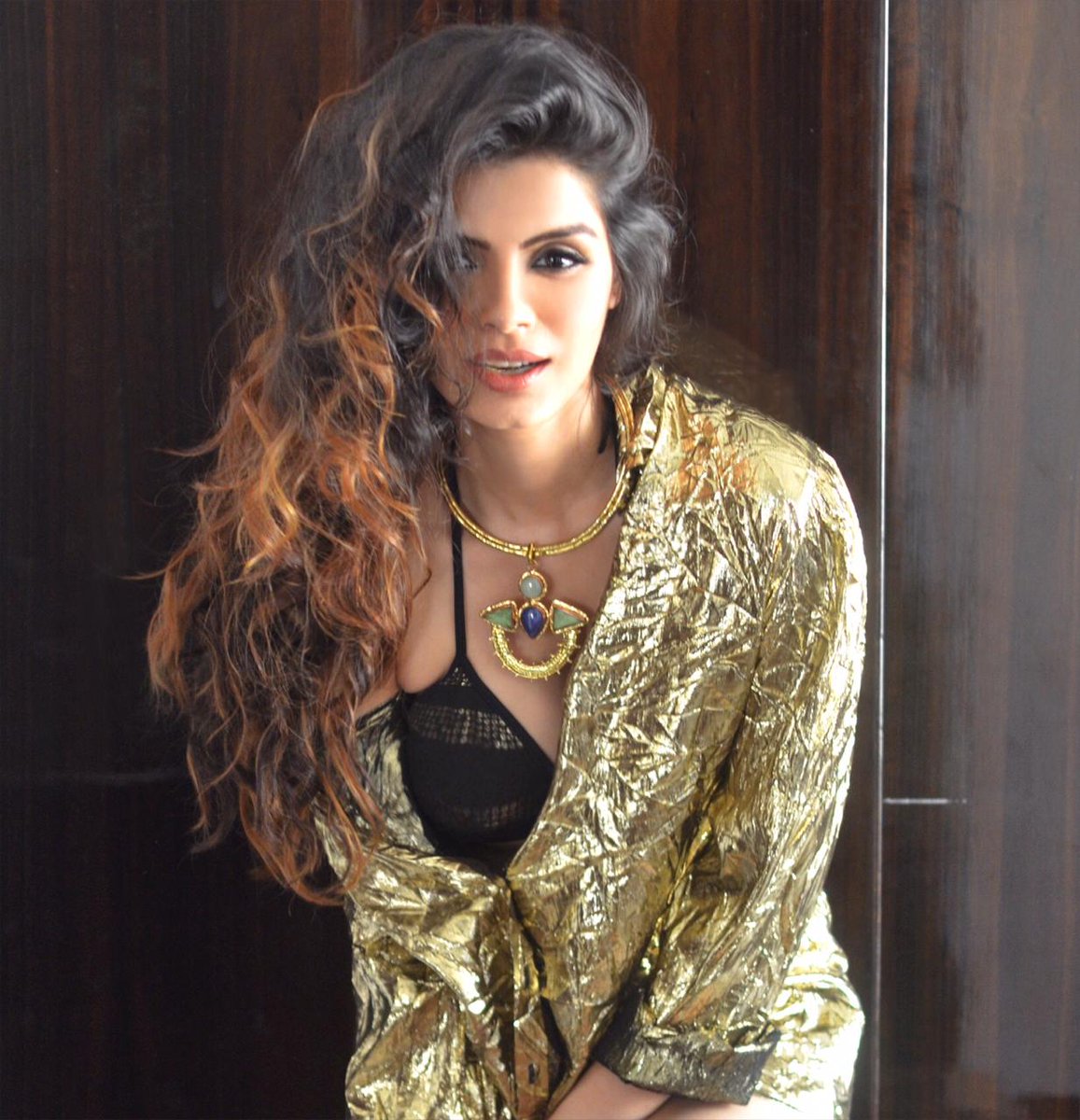 Realsonaliraut9's tweet image. The Golden Girl!!!👸👸👱‍♀️
#favouritepicture #pictureseries #isback #gold #blackngold #shine #goldengirl #glamorous #hot