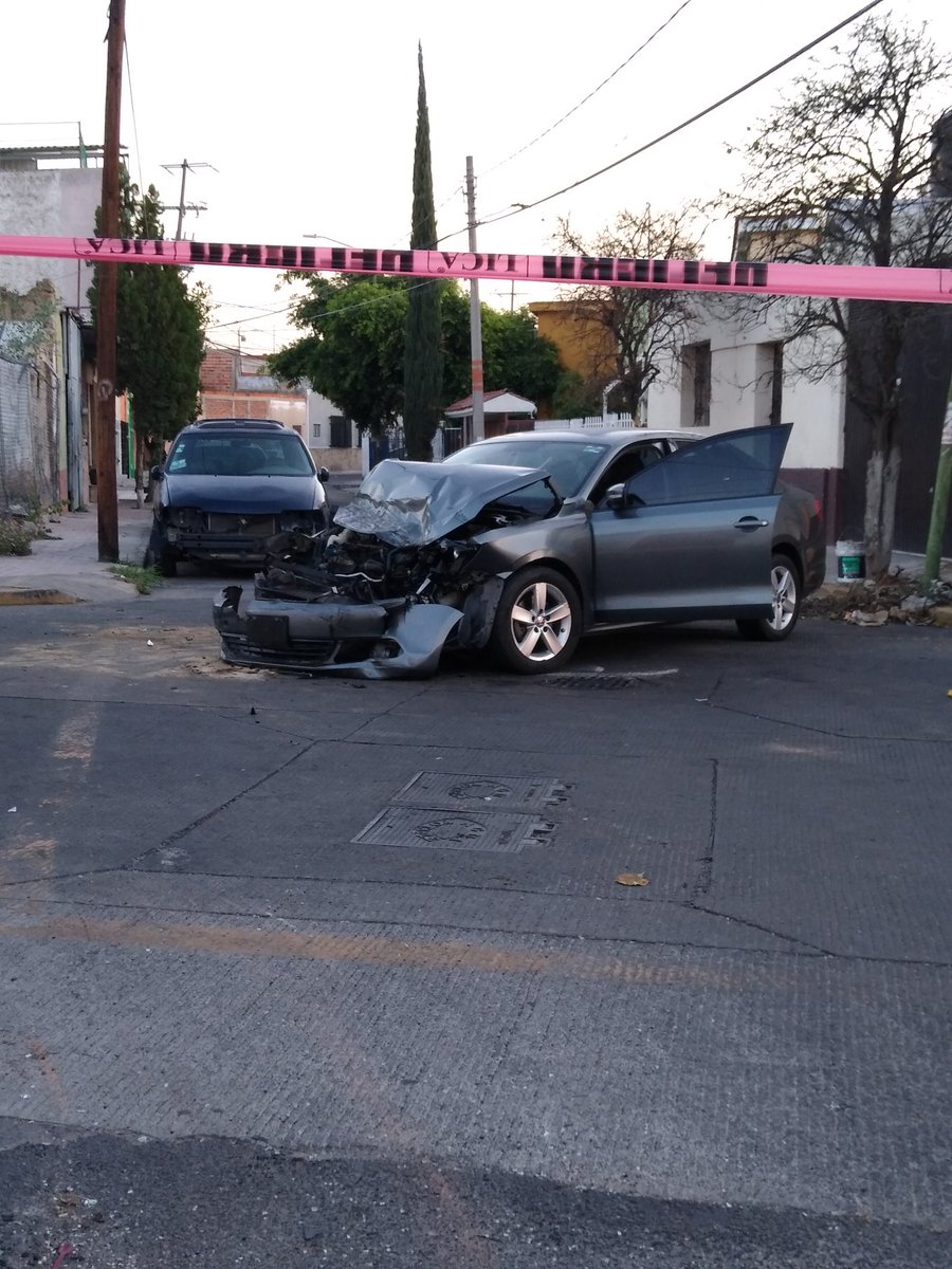 iruzanal's tweet photo. Ya se encuentran en el lugar autoridades, tomen precauciones @Trafico_ZMG https://t.co/fF2CzIW4jd