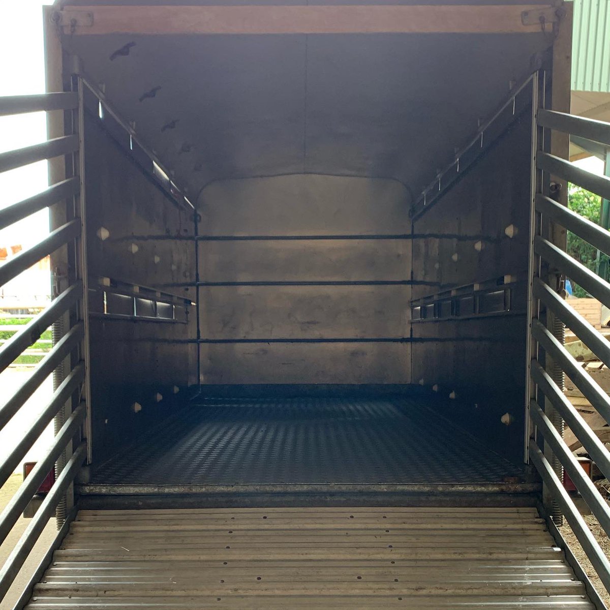 CattowsFarm's tweet photo. Today we donated enough hay to help our friends at Twycross Zoo feed their hay eating animals for the next two months. 😃🦍🦓🦧🐅🦏🐆🦒 https://t.co/TDcEeEKiDb