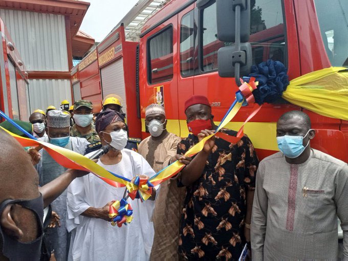 Fedfireoyo's tweet photo. The Honourble Minister of Interior @raufaregbesola , the Controller General Alhaji Liman Ibrahim delivering their welcome addresses , and cutting the tape of commissioning ....
#fedfire #commissioningceremony #firefighting #fire #firefighters #commissioningoffiretrucks https://t.co/D8iO99ssh4