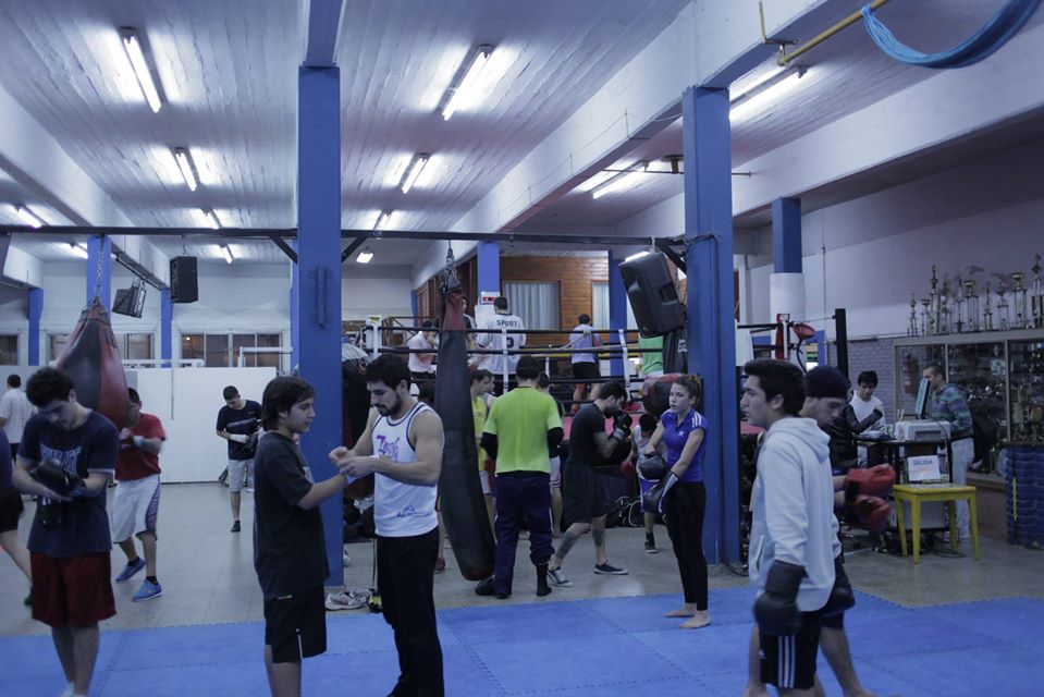 77BoxingClub's tweet image. Una "foto vintage", mostrando así como son nuestras clases durante cada jornada... El tiempo pasa pero nuestra pasión por enseñar y continuar mejorando es una constante desde siempre. Y ahora on line también podes ser parte de esto... ¡Te esperamos!