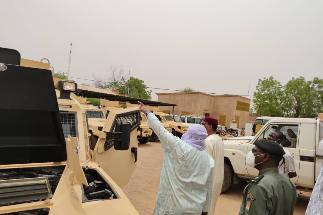 mohamedbazoum's tweet photo. Réception de matériel roulant au profit de la Compagnie Mobile de Contrôle des Frontières #CMCF #DGPN.
Cette acquisition faite sur fonds propre de l'Etat vise à renforcer davantage les capacités opérationnelles de cette unité impliquée ds la lutte cntre le #terro et réseaux #Crim https://t.co/tVNj4VSKQI