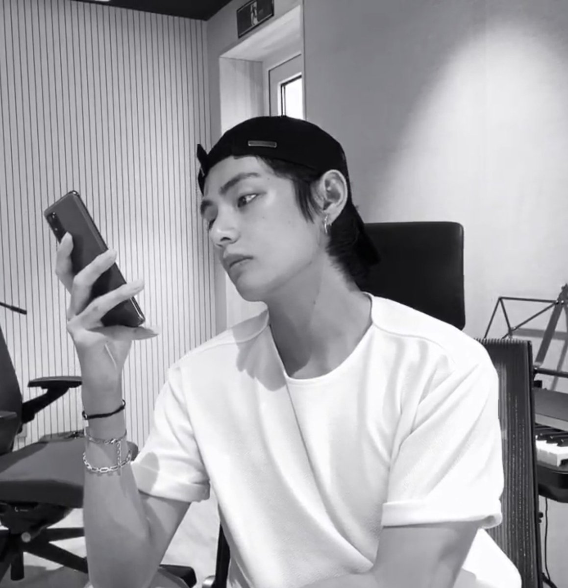 btsinpics's tweet photo. taehyung said the three bracelets on his right hand are his "wooga family bracelets" 🥺 https://t.co/p4ndELgrz8