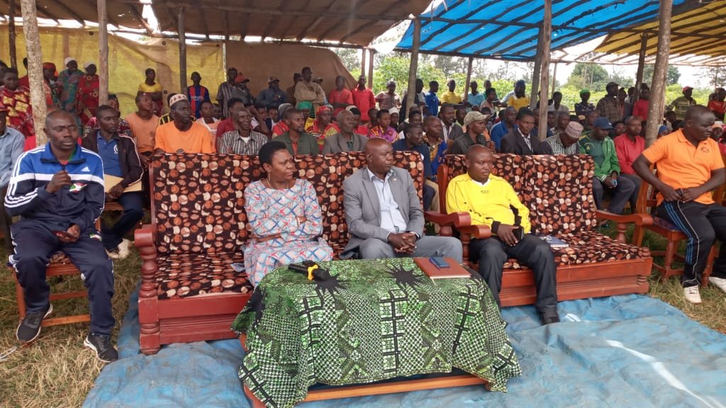 BuhumuzaProvinc's tweet photo. #Burundi Bulamatari w'intara ya @MuyingaProvince @AManirabarusha1 ari kumwe na musitanteri wa komine #Muyinga bagirishije inama abenegihugu bo ku mitumba #Kavumu #Gasasa #Mwurire na #Murama ,zone #Rugari mu ntumbero yo kubahimiriza kubungabunga umwimbu bakareka kuwusesagura. https://t.co/tXm1qRm7Ti