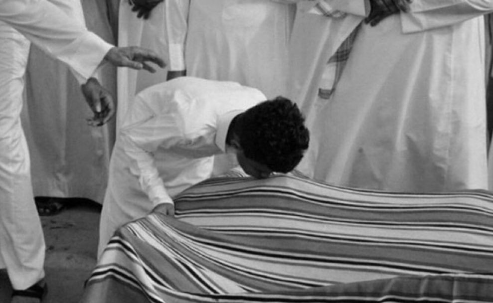 الحسايف والعذر للي وراه مقفّي
لا تداوي جرح قِلب ولا تسمن ناحل

كنها قبلة وداع الحي لـ المتوفي
لا تخفف حزن حي ولا ترد الراحل .