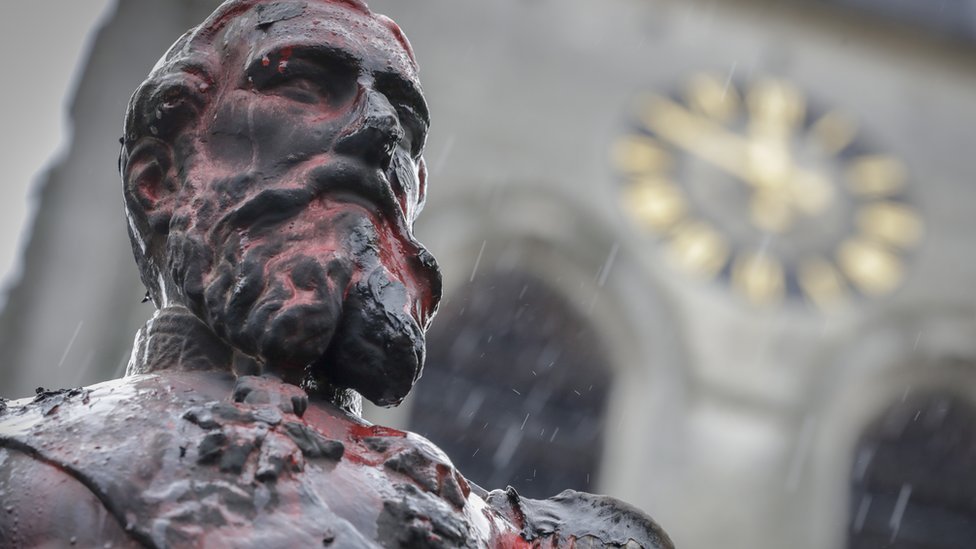 BBCAfrica's tweet photo. A colonial king's statue has been removed in Belgium after #BlackLivesMatter protests.

Millions of people in what is now the Democratic Republic of Congo were murdered under the reign of King Leopold II.

Read more ➡ https://t.co/S8GYJVzKGo

#BBCAfricaLive https://t.co/HvMNm0MBAy