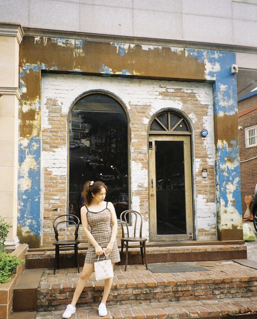 เหมือนคนสร้างกล้องฟิล์มมาเพราะรู้ว่าวันนึงจะได้ใช้ถ่ายผู้หญิงคนนี้แล้วสวยขนาดนี้อะ