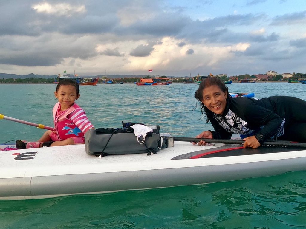 susipudjiastuti's tweet photo. Menikmati World Ocean Day bersama keluarga 😘💕💕 https://t.co/Mn4jo7ftcq