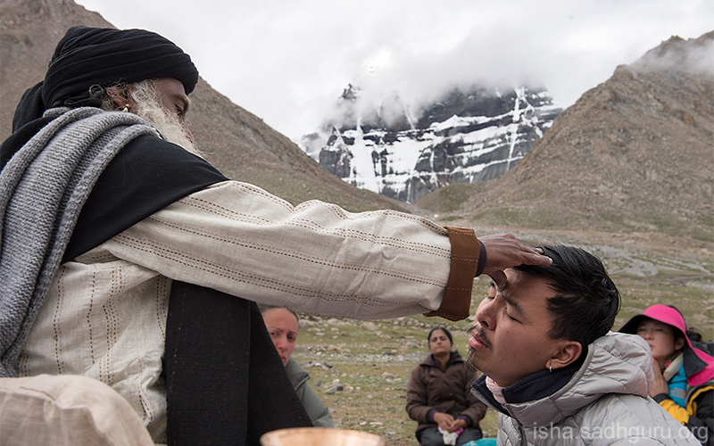 SadhguruJV's tweet photo. You do not go to a Guru for solace. He is not a tranquilizer – he is there to awaken you. #SadhguruQuotes https://t.co/wW2mxSEguQ