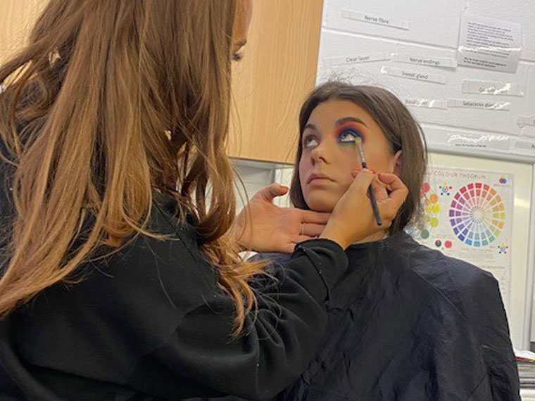 Former Media Make-up learner Rebecca Capel is a rapidly growing beauty and lifestyle YouTube star. Rebecca uses the skills she acquired on her course to post tutorials online.

Before lockdown, she shared her advice with our current learners.

Learn more: nnc.ac.uk/news/influence…