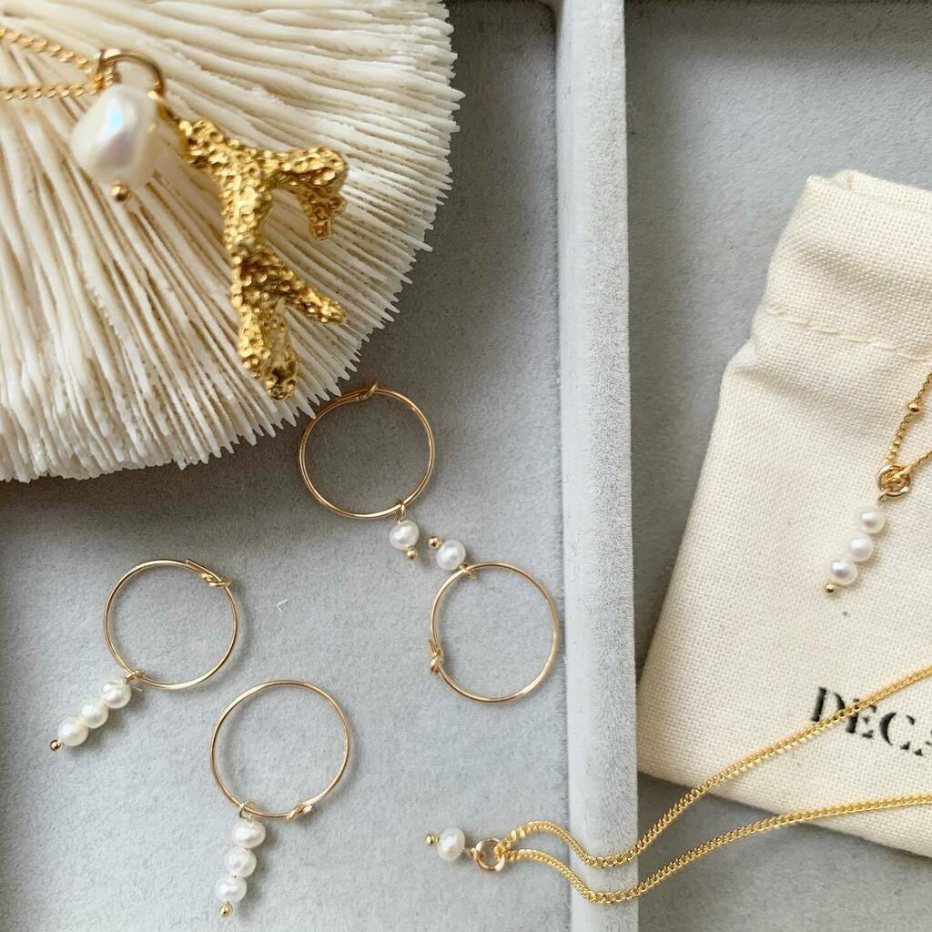 Decadorn's tweet photo. My first day back in the studio with some sort of normal. First job? Photograph all the new trinkets that have arrived! These will be online in the next few days, simple, delicate and tinier than tiny 🦪 💫 #pearls #layeringnecklaces #miniaturepearls https://t.co/YLCHWAzc2V